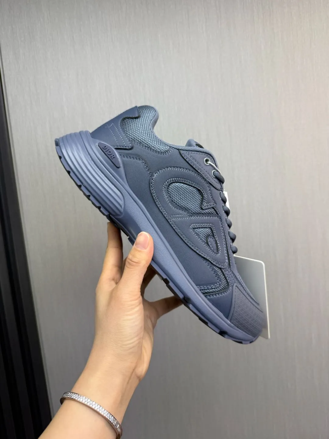 Men's men's shoes 💰740💰 D's Dior ~ New B30 Couple 👫 low-top sneakers ✅ are carefully made of gray mesh fabric and white technical fabric, decorated with reflective "CD30" graphic logo, and "DIO ~ B30" and "CD30" logos on the heel and tongue. An extra-light, sculpted rubber sole with signature accents adds style, while internal stretch details create ideal comfort. It can be matched with various casual styles to show the fashionable and modern sports style〰️ Size: 35-40 (customized at 40 for women) 39-45 (customized at 38.45 for men)